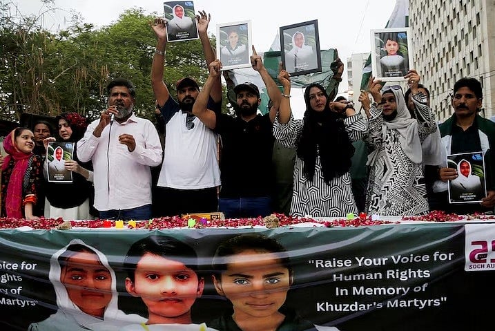 পাকিস্তানের বেলুচিস্তানে স্কুলবাসে বোমা হামলার প্রতিবাদ