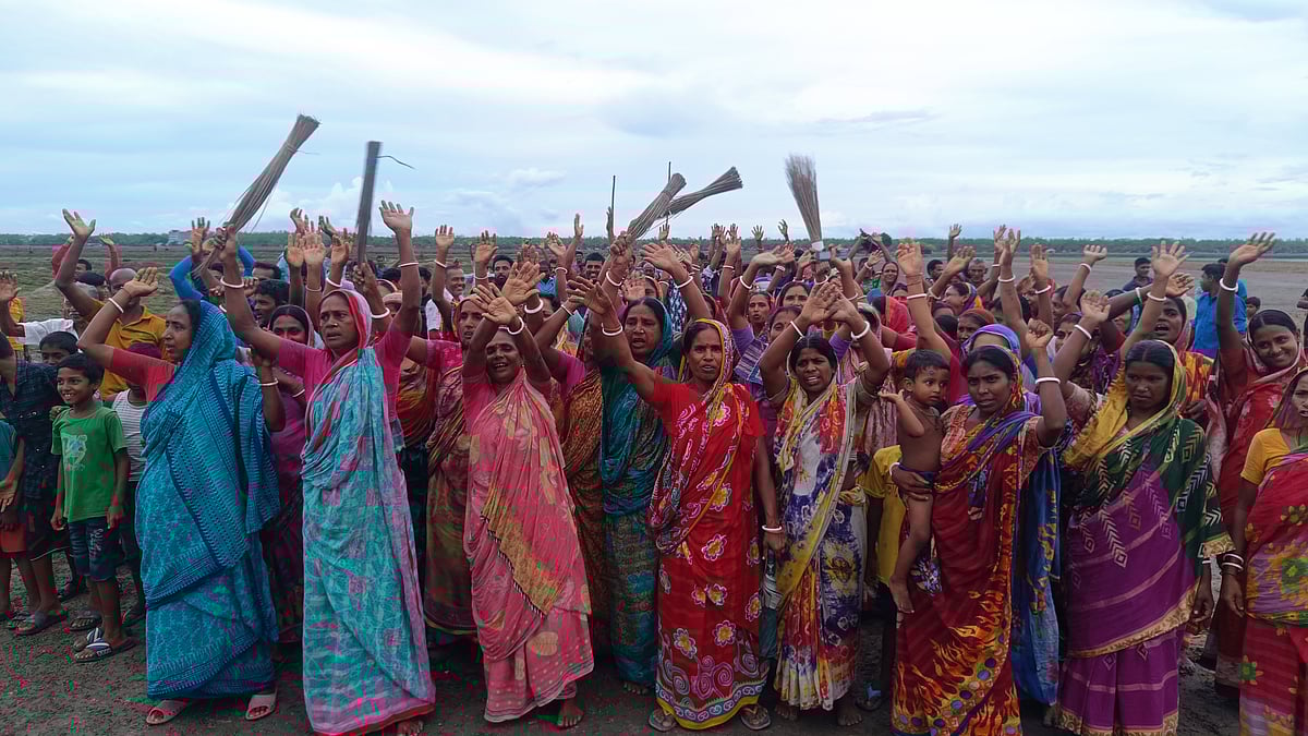 বিলের জমিতে নদীর নোনাপানি ঢুকিয়ে ঘের তৈরির প্রতিবাদ জানাতে এসেছেন স্থানীয় বাসিন্দারা। গতকাল সোমবার সন্ধ্যায় খুলনার কয়রা উপজেলার নয়ানী গ্রামের বিলে
