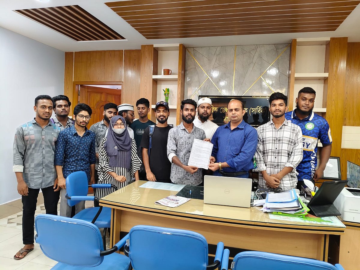 কলেজশিক্ষক নাদিরাকে সাতক্ষীরা সরকারি কলেজে যোগদান করতে না দেওয়ার দাবিতে জেলা প্রশাসককে স্মারকলিপি। মঙ্গলবার দুপুরে