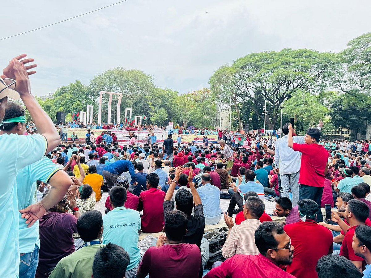 সাত দফা দাবিতে কেন্দ্রীয় শহীদ মিনারে অবস্থান কর্মসূচি পালন করছেন পল্লী বিদ্যুৎ সমিতির কর্মকর্তা-কর্মচারীরা। গতকাল সোমবারের ছবি