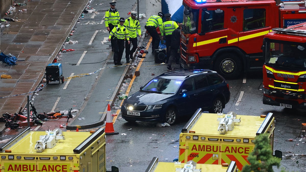 কালো রঙের এই গাড়িই লিভারপুল সমর্থকদের ওপর দিয়ে চলে গেছে