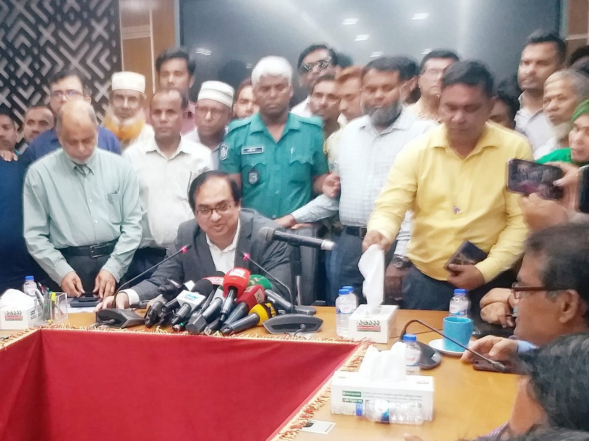 বৈঠক শেষে সাংবাদিকদের সঙ্গে কথা বলছেন ভূমি মন্ত্রণালয়ের সিনিয়র সচিব এ এস এম সালেহ আহমেদ