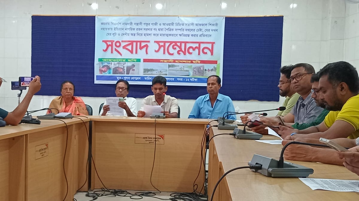 খুলনা প্রেসক্লাবে সংবাদ সম্মেলন করে ভুক্তভোগী পরিবার। আজ মঙ্গলবার