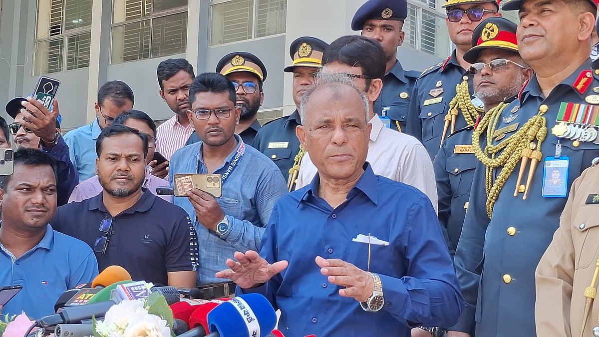 রাজশাহীতে সাংবাদিকদের বিভিন্ন প্রশ্নের জবাব দেন স্বরাষ্ট্র উপদেষ্টা জাহাঙ্গীর আলম চৌধুরী। আজ বেলা ১১টার দিকে রাজশাহী কারা প্রশিক্ষণকেন্দ্রে