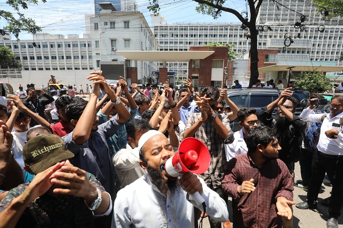 ‘জুলাই বিপ্লবী ছাত্র-জনতার’ গণসমাবেশ। আজ মঙ্গলবার, সচিবালয়ের সামনে আবদুল গণি সড়কে