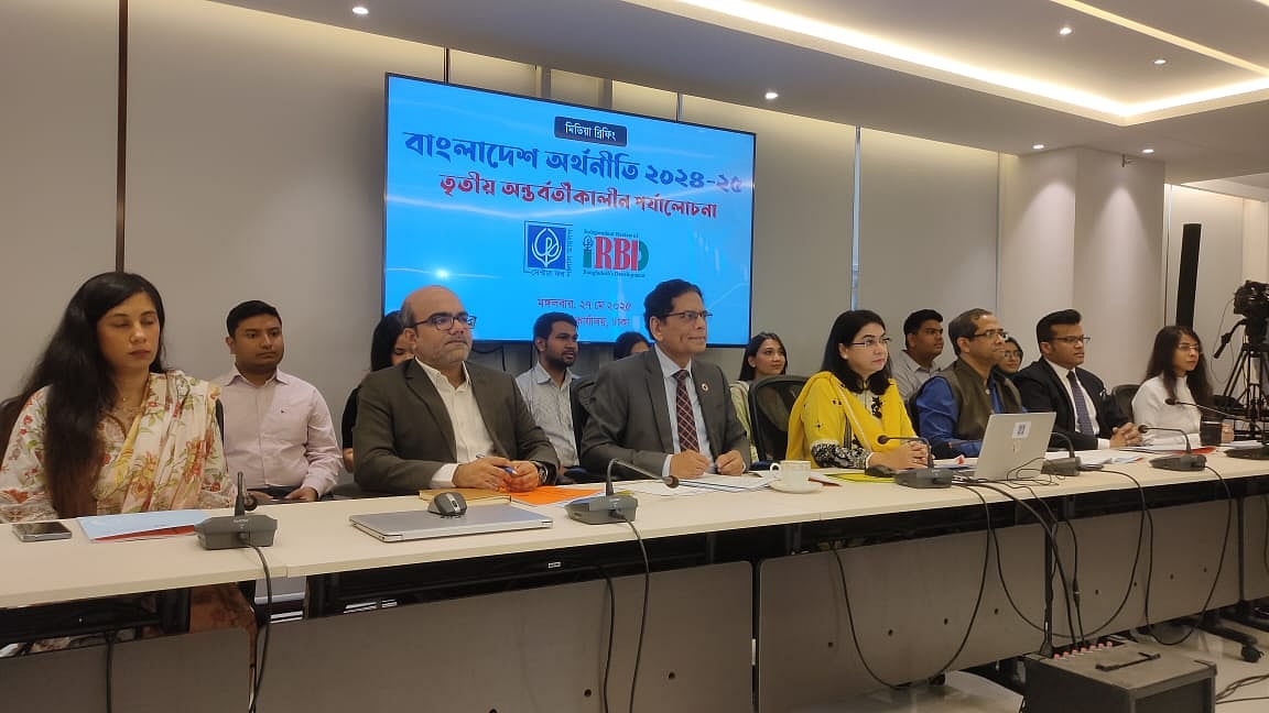 মিডিয়া ব্রিফিংয়ে বক্তব্য তুলে ধরছেন সিপিডির গবেষকরা