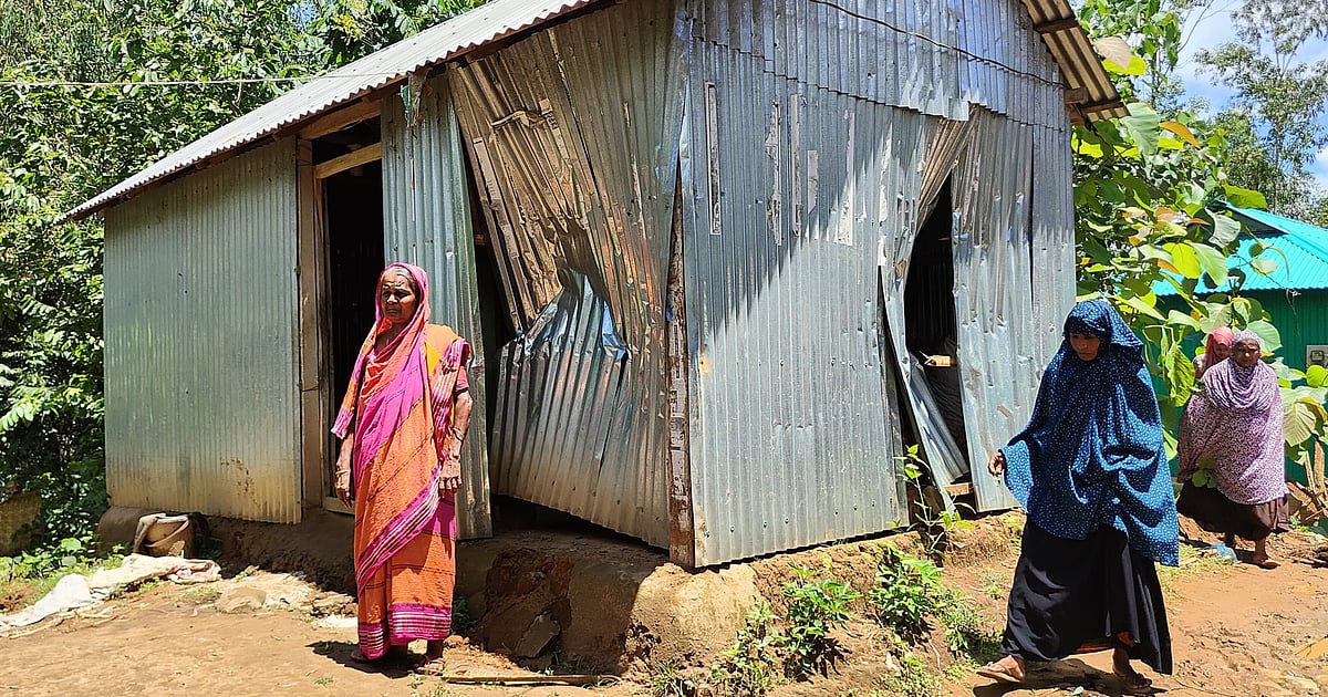 নালিতাবাড়ী সীমান্তে বন্য হাতির আক্রমণে ভেঙে গেছে বসতঘর। মঙ্গলবার উপজেলার বুরুঙ্গা-কালাপানি গ্রামে
