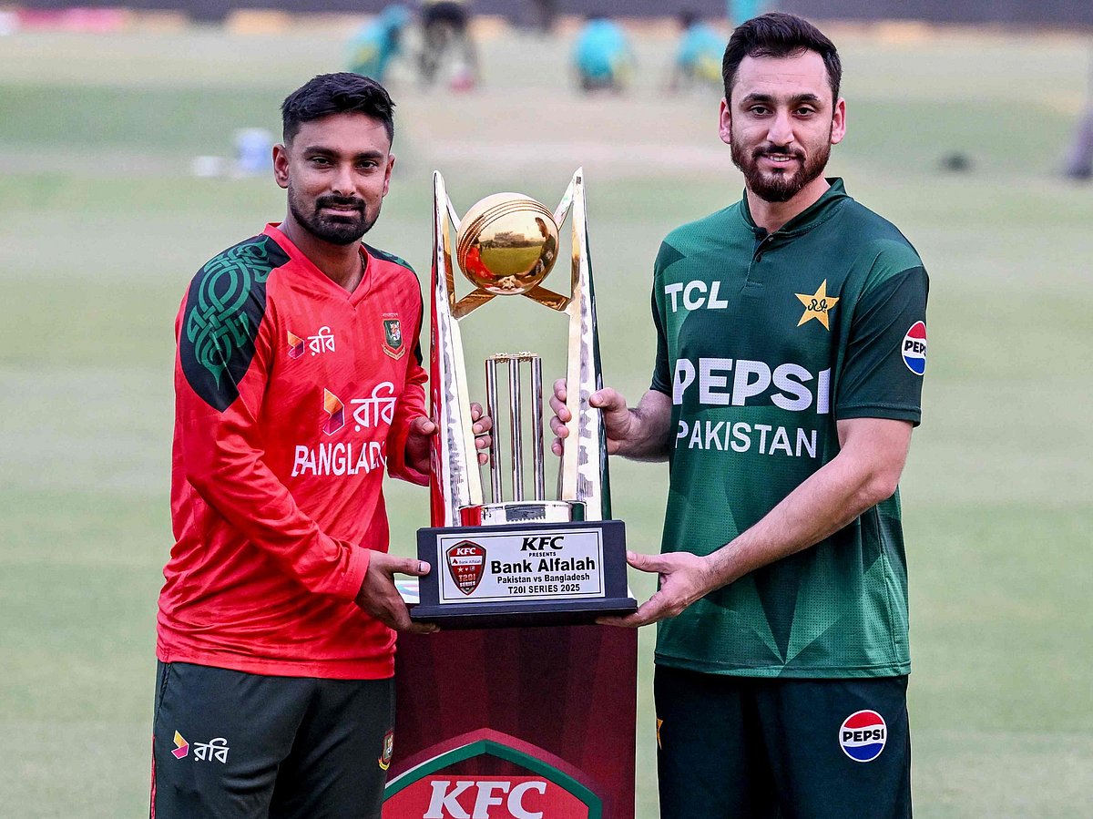 সিরিজের ট্রফি হাতে দুই অধিনায়ক লিটন দাস ও আগা সালমান