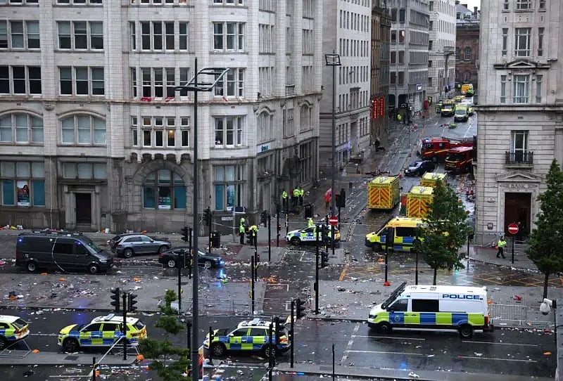 যুক্তরাজ্যের লিভারপুল শহরে ভিড়ের মধ্যে গাড়ি উঠে যাওয়ার পর ঘটনাস্থলে পুলিশের সদস্যরা