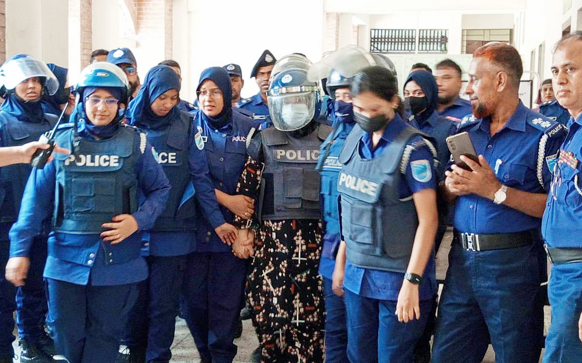 মানিকগঞ্জে হত্যা মামলায় হাজিরা দিতে মমতাজ বেগমকে আদালতে হাজির করা হয়। পরে রিমান্ডে জিজ্ঞাসাবাদের জন্য তাঁকে হরিরামপুর থানায় নেওয়া হয়। মঙ্গলবার দুপুরে মানিকগঞ্জে আদালত প্রাঙ্গণে