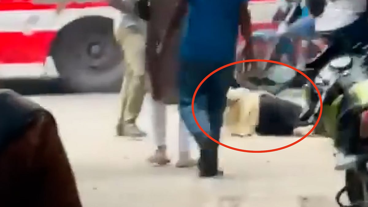 দিনদুপুরে ২২ লাখ টাকা ছিনতাই, মোটরসাইকেলে পালিয়ে যাওয়ার আগে গুলি