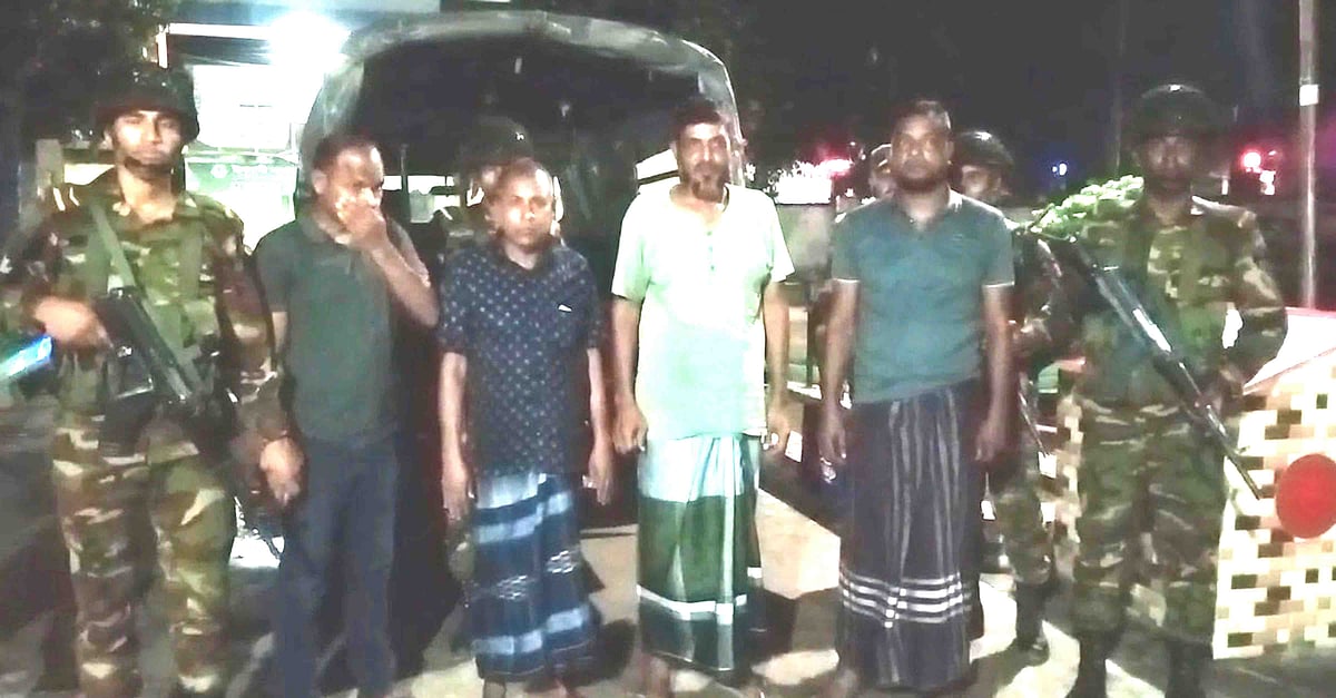 নাটোরের নলডাঙ্গায় প্রধান শিক্ষকের কক্ষে তালা দেওয়ার অভিযোগে সেনাসদস্যদের হাতে আটক বিদ্যালয়ের পরিচালনা পর্ষদের সাবেক সভাপতিসহ ৪ বিএনপি নেতা-কর্মী। গতকাল সোমবার রাতে নাটোর সেনা ক্যাম্পের সামনে