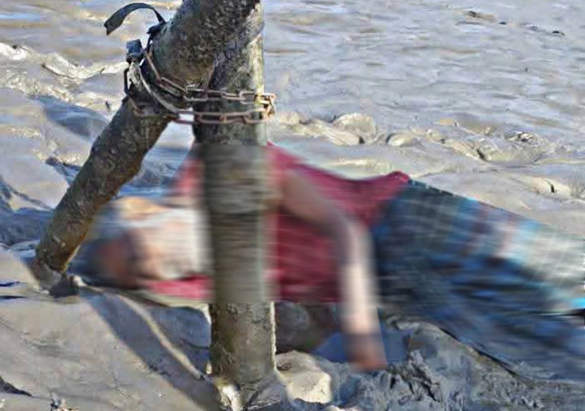 খুলনার কয়রা উপজেলার চরে কাদায় পড়ে ছিল বৃদ্ধের মরদেহ। আজ সকালে ইসলামপুর গ্রামের কয়রা নদীর চরে