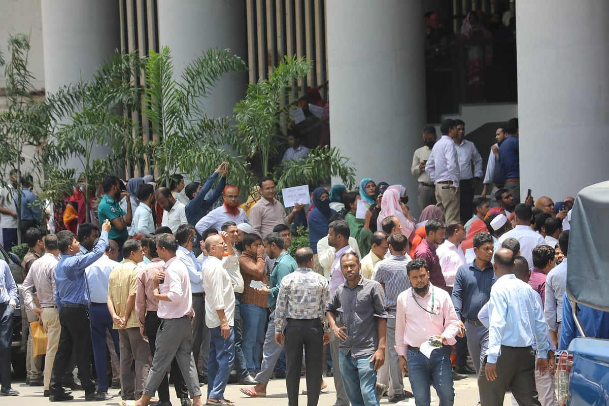 সচিবালয়ের ভেতরে কর্মচারীদের মিছিল। আজ মঙ্গলবার দুপুর পৌনে ১২টার দিকে সচিবালয়ের ফটক থেকে ছবিটি তোলা