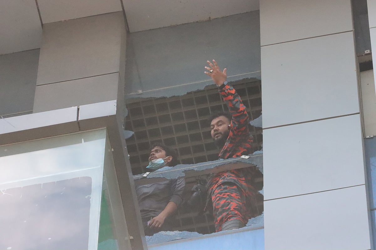 রাজশাহী নিউ মার্কেটের সামনে থিম ওমর প্লাজার ৮ম তালার ফাস্ট ফুডের দোকানে আগুন লাগে। দুই ঘণ্টার চেষ্টায় আগুন নেভাতে সক্ষম হয় ফায়ার সার্ভিসের কর্মীরা