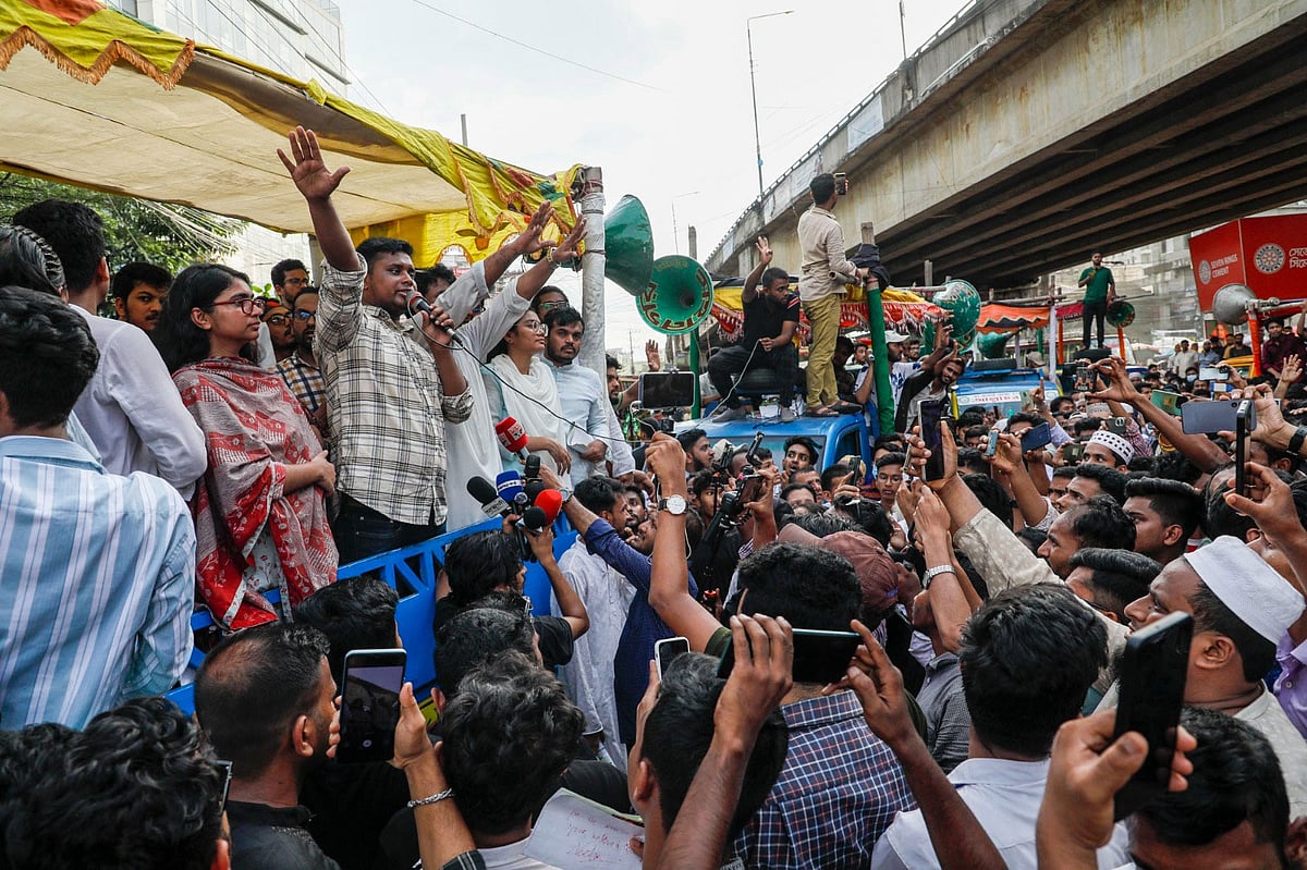 চট্টগ্রাম নগরের বিভিন্ন স্থানে পথসভার আয়োজন করে জাতীয় নাগরিক পার্টি (এনসিপি)। এর অংশ হিসেবে বহদ্দারহাট মোড়ে পথসভায় বক্তব্য দেন দক্ষিণাঞ্চলের মুখ্য সংগঠক হাসনাত আবদুল্লাহ। আজ বিকেল ৫টায়