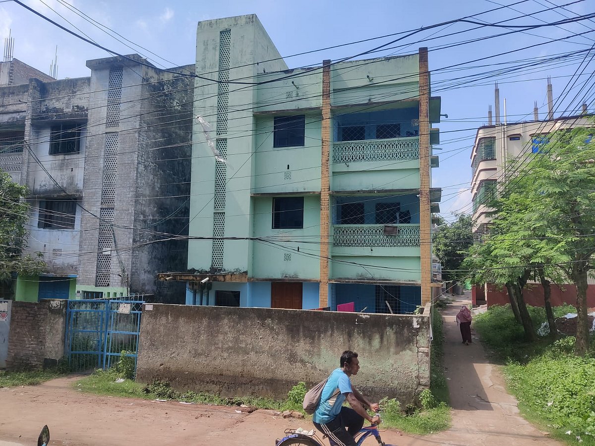 কুষ্টিয়া শহরের কালীশংকরপুর এলাকায় এই বাড়িতে তিন ঘণ্টা ধরে অভিযান চালায় যৌথ বাহিনী। আজ সকাল সাড়ে নয়টার দিকে তোলা