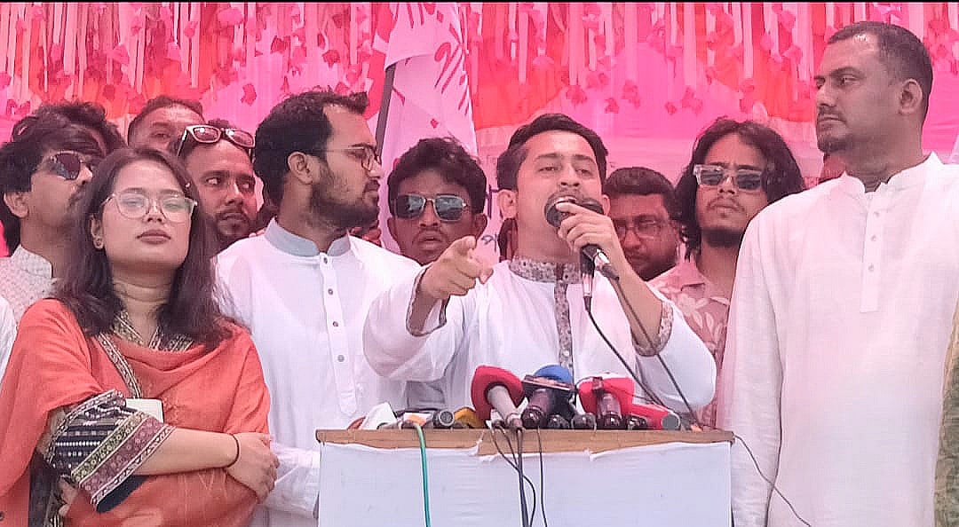 দিনাজপুরের ঘোড়াঘাটে পথসভায় বক্তব্য দেন জাতীয় নাগরিক পার্টির (এনসিপি) উত্তরাঞ্চলের মুখ্য সংগঠক সারজিস আলম। আজ দুপুরে