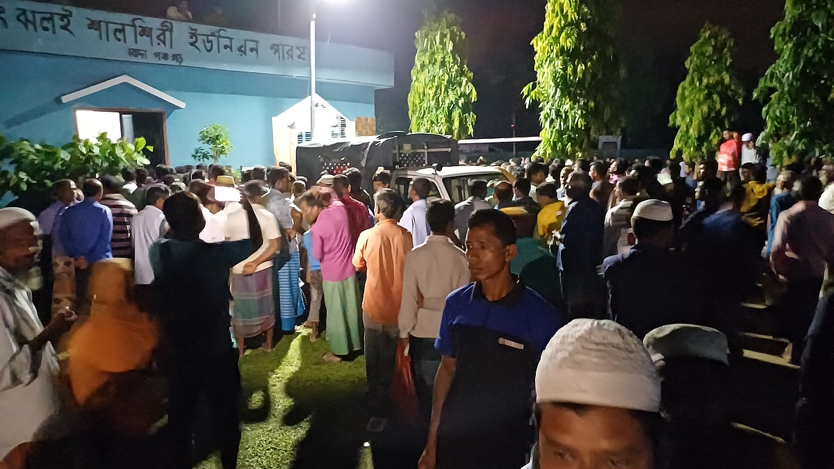 পঞ্চগড়ের বোদা উপজেলায় ভিডব্লিউবি কার্ডের চাল বিতরণের সময় উপকারভোগীদের কাছ থেকে টাকা নেওয়ার অভিযোগে ১১ ইউপি সদস্যকে আটক করা হয়েছে। গতকাল সোমবার রাতে ঝলই শালশিরি ইউনিয়ন পরিষদে