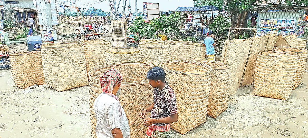 পাবনার সাঁথিয়ায় বাজারে বিক্রির জন্য ডোল সাজিয়ে রাখা হয়েছে