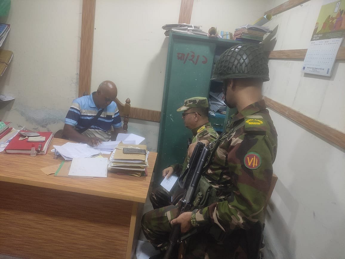 পটুয়াখালীর মির্জাগঞ্জ উপজেলার নিজ কার্যালয়ে অবরুদ্ধ ইউপি সচিব হুমায়ুন কবির। গতকাল রাতে মাধবখালী ইউনিয়ন পরিষদে