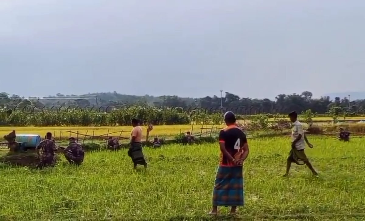 কুড়িগ্রামের রৌমারী সীমান্তে ঠেলে পাঠানোকে কেন্দ্র করে বিজিবি-বিএসএফের মধ্যে উত্তেজনা বিরাজ করছে। আজ মঙ্গলবার সকালে রৌমারী সীমান্তের বড়াইবাড়ি এলাকায়