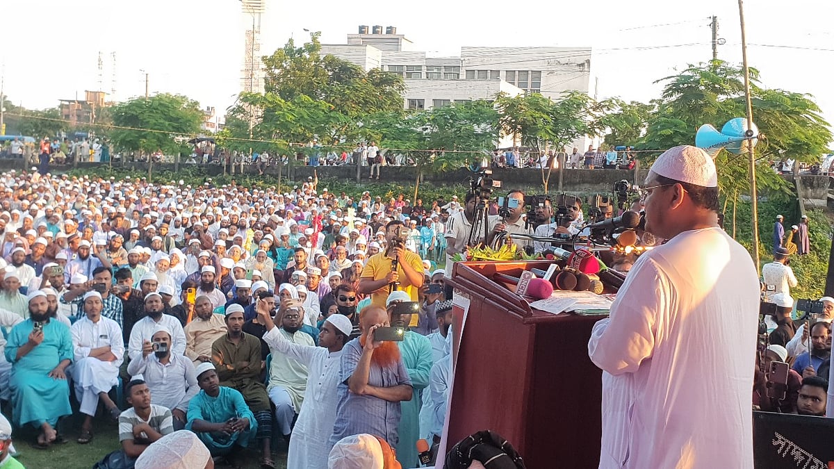 মঙ্গলবার ঠাকুরগাঁওয়ে এক গণসমাবেশে প্রধান অতিথির বক্তব্য দেন চরমোনাই পীর