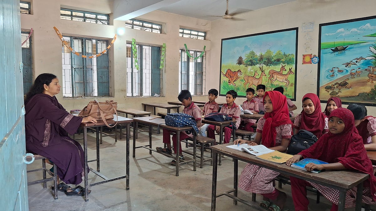 রাজশাহী নগরের বিনোদপুরে অবস্থিত মির্জাপুর সরকারি প্রাথমিক বিদ্যালয়ে পাঠদান চলছে। আজ মঙ্গলবার