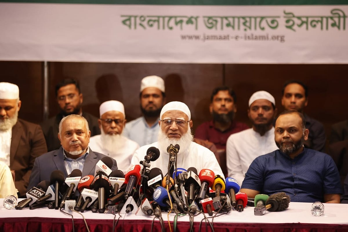 জরুরি সংবাদ সম্মেলনে জামায়াতে ইসলামীর আমির শফিকুর রহমান। আজ মঙ্গলবার দুপুর ১২টার দিকে রাজধানীর ডিপ্লোমা ইঞ্জিনিয়ার্স ইনস্টিটিউশনে