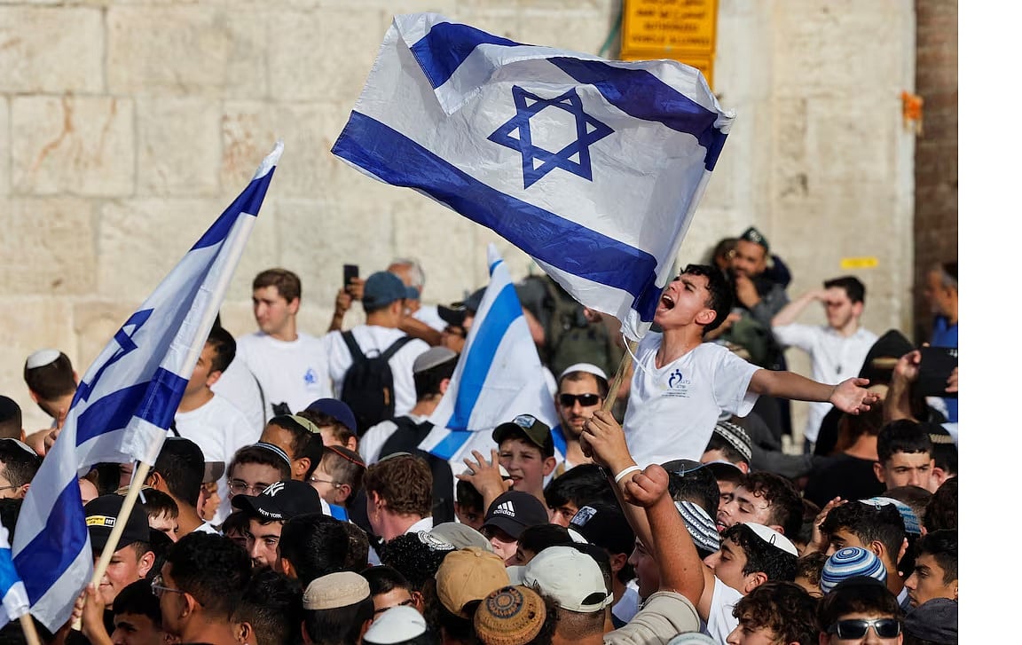 জেরুজালেম দিবস উপলক্ষে পুরোনো জেরুজালেমের দামেস্ক গেটে মিছিল করছেন উগ্র ডানপন্থী ইসরায়েলিরা