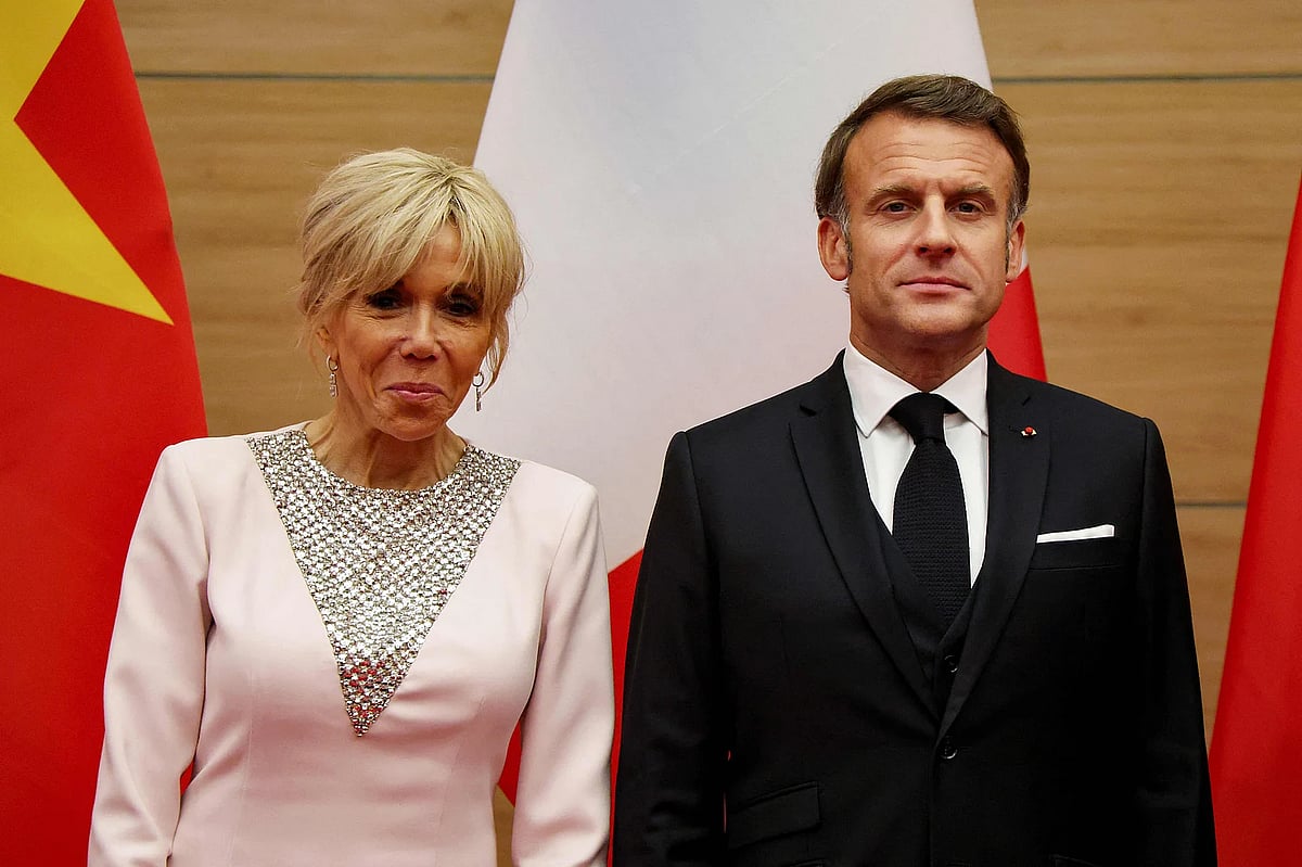 ফ্রান্সের প্রেসিডেন্ট এমানুয়েল মাখোঁ (ডানে) ও তাঁর স্ত্রী ব্রিজিত মাখোঁ। ভিয়েতনামে এক রাষ্ট্রীয় নৈশভোজে, ২৬ মে ২০২৫