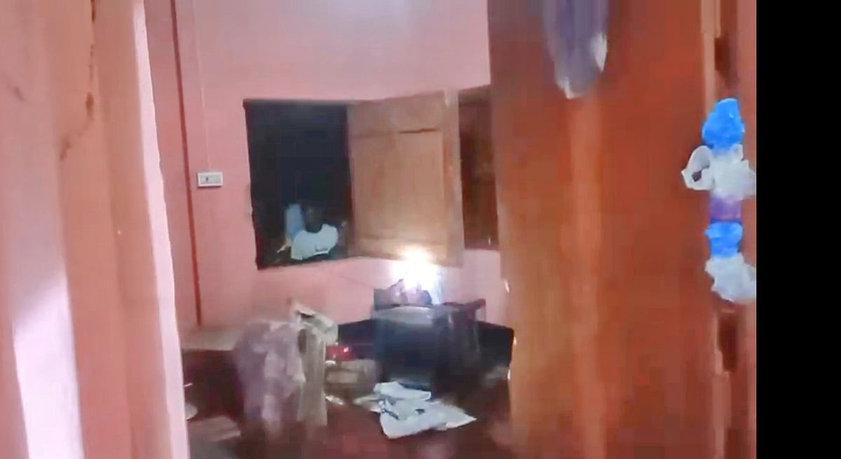 নালিতাবাড়ী উপজেলার সীমান্তবর্তী বনের বাতকুচি বিট কার্যালয়ে বন্য হাতির দল হানা দিয়ে ঘরের আসবাব তছনছ করেছে। গতকাল সোমবার রাত