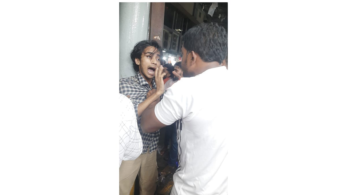 সোমবার নিউমার্কেটের চাঁদনী চক মার্কেটে নারী শিক্ষার্থীকে হেনস্তার প্রতিবাদ করায় ঢাকা বিশ্ববিদ্যালয়ের দুই ছাত্রকে মব সৃষ্টি করে মারধর করা হয়