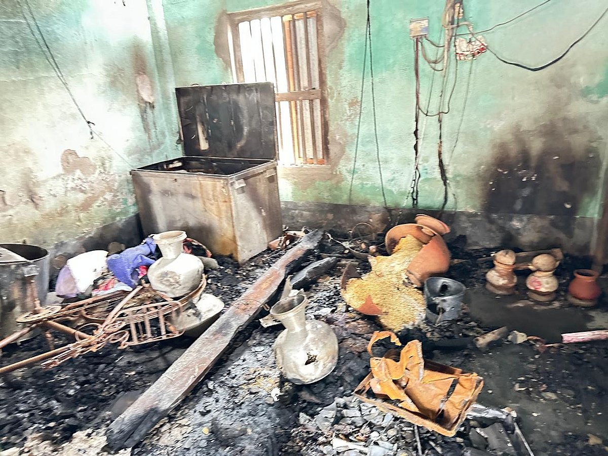 লুটপাটের পর পুড়িয়ে দেওয়া বাড়িগুলো এখনো বসবাসের উপযোগী হয়নি। আজ মঙ্গলবার দুপুরে যশোরের অভয়নগর উপজেলার ডহর মশিয়াহাটী গ্রামে