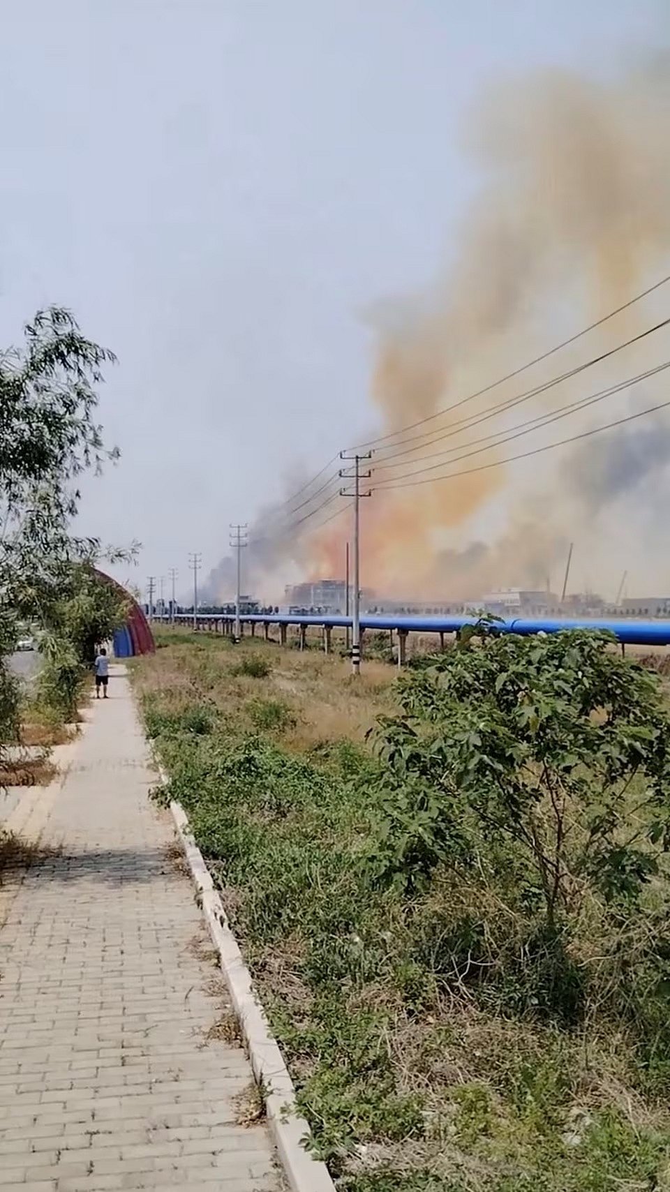 শানডং প্রদেশে বিস্ফোরণের পর ধোঁয়া উঠছে; ২৭ মে, চীনের সামাজিক যোগাযোগমাধ্যমে ছড়ানো একটি ভিডিওর স্ক্রিনশট থেকে নেওয়া ছবি