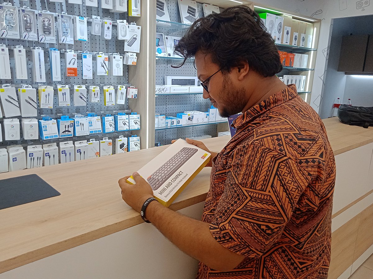 ঢাকার একটি কম্পিউটারবাজারে কি-বোর্ড পছন্দ করছেন একজন ক্রেতা।
ঈদের আগে প্রযুক্তিপণ্যের বাজারে ক্রেতাদের উপস্থিতি স্বাভাবিক, দামও অপরিবর্তিত