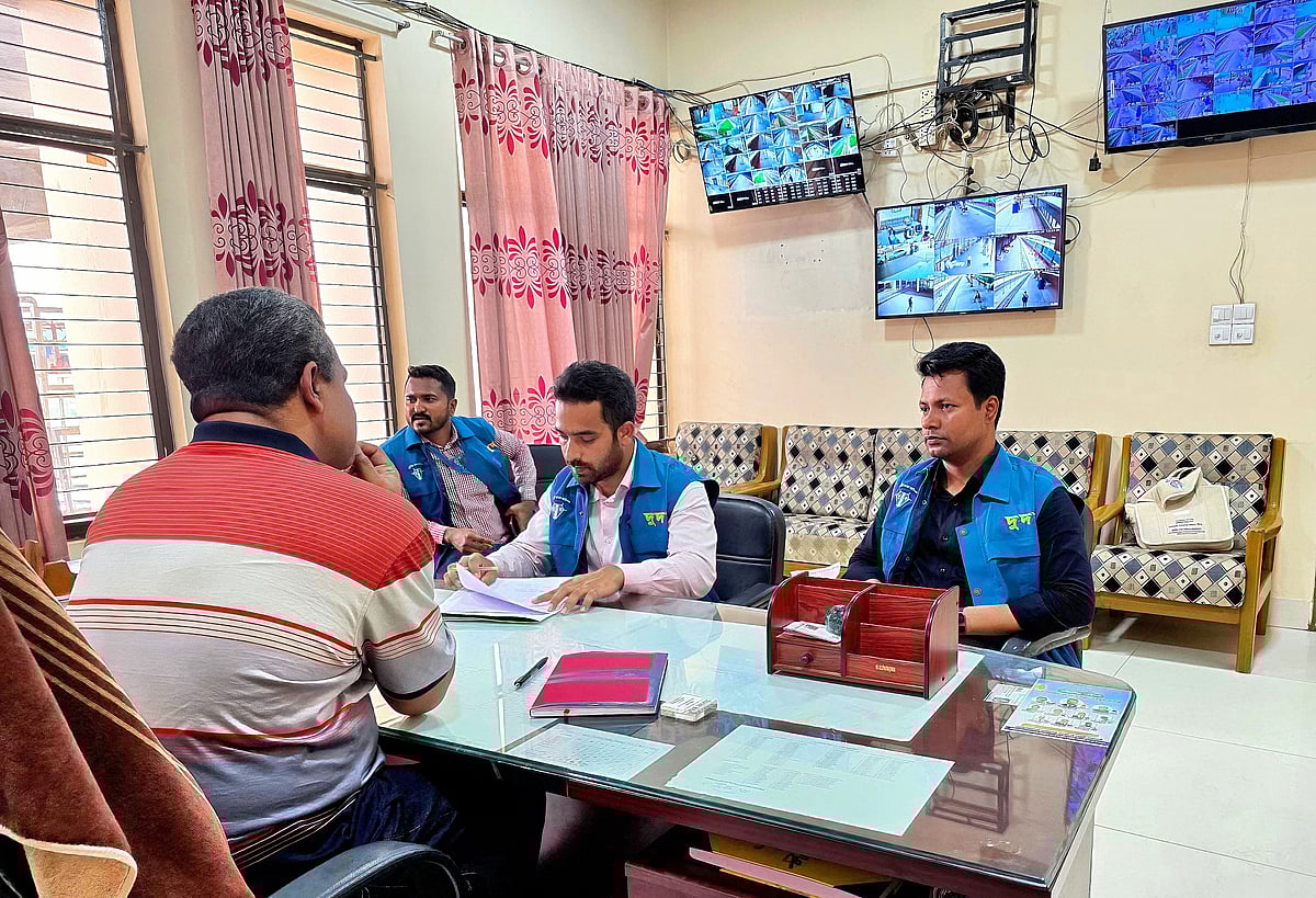 চট্টগ্রাম রেলওয়ে স্টেশনে অভিযান চালায় দুদক। আজ বিকেলে