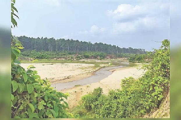 কক্সবাজারের চকরিয়া উপজেলার খুটাখালি খালের উত্তরে বন বিভাগের রক্ষিত বন ও দক্ষিণে সংরক্ষিত বন। বালু উত্তোলনের কারণে এই বন উজাড় হচ্ছে