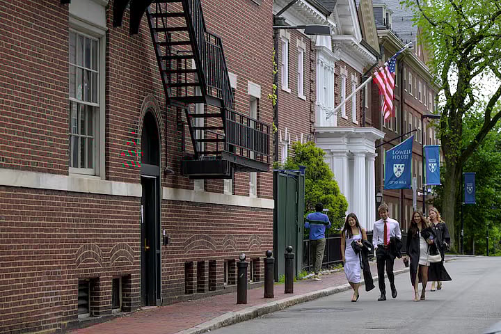 হার্ভার্ড বিশ্ববিদ্যালয় ক্যাম্পাসে শিক্ষার্থীরা