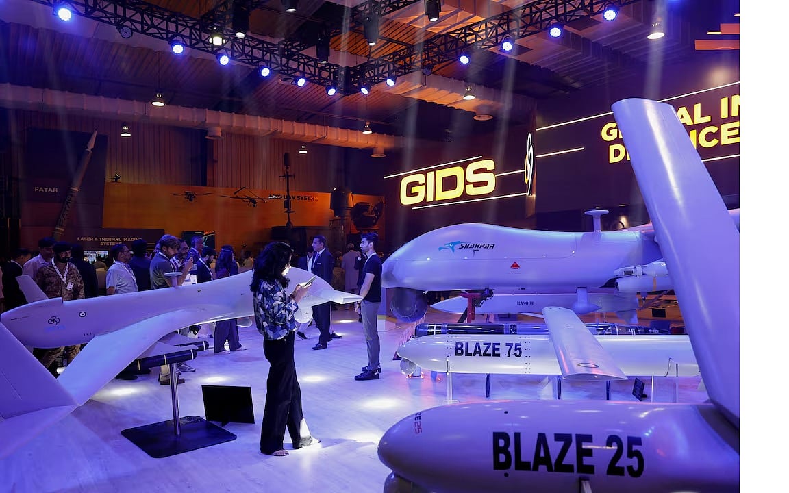 পাকিস্তানের করাচিতে আয়োজিত ইন্টারন্যাশনাল ডিফেন্স এক্সিবিশন অ্যান্ড সেমিনারে দর্শনার্থীরা গ্লোবাল ইন্ডাস্ট্রিয়াল অ্যান্ড ডিফেন্স সলিউশনস-নির্মিত শাহপার ড্রোন দেখছেন। ২১ নভেম্বর, ২০২৪