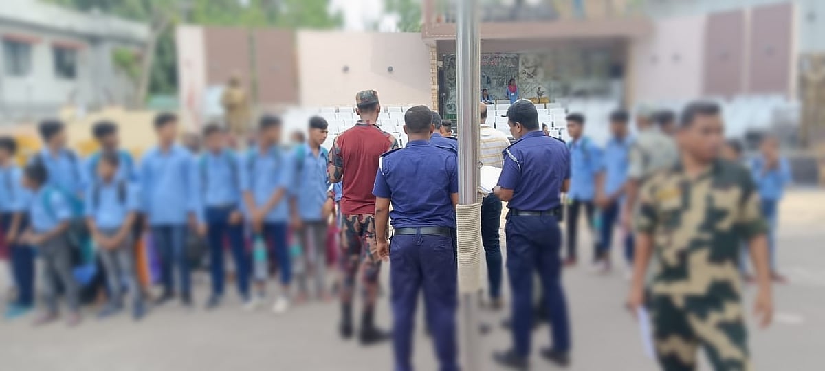 ভারতীয় ইমিগ্রেশন পুলিশ পাচার হওয়া শিশুদের হস্তান্তর করে। গতকাল বিকেলে যশোরের বেনাপোল সীমান্তে