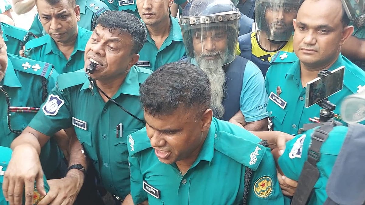 সুব্রত বাইনকে আদালত থেকে হাজতখানায় নিয়ে যাচ্ছে পুলিশ। আজ বুধবার বিকেলে ঢাকার সিএমএম আদালত প্রাঙ্গণে