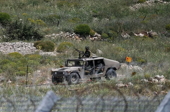 ইসরায়েল অধিকৃত গোলান মালভূমি ও সিরীয় সীমানার কাছাকাছি একটি ইসরায়েলি সামরিক যানকে দেখা যাচ্ছে