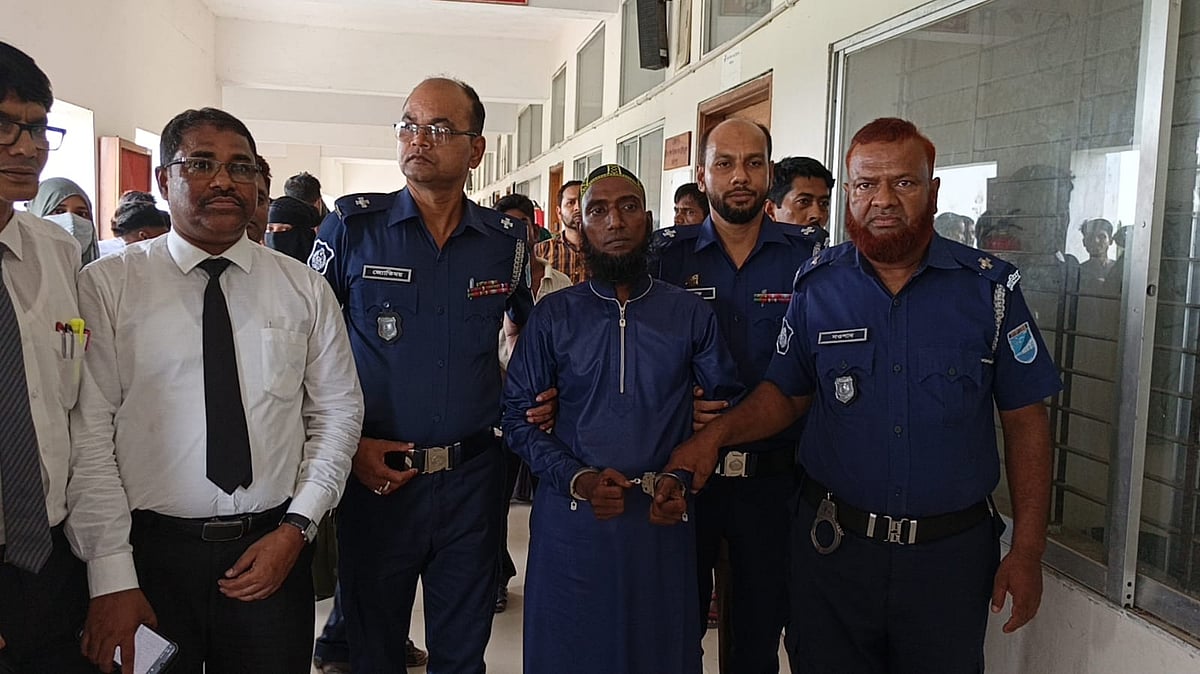 ফরিদপুরে স্ত্রী হত্যার দায়ে আসাদ ওরফে বাচ্চু শেখ নামে এক ব্যক্তিকে মৃত্যুদণ্ড দিয়েছেন আদালত। রায়ের পর পুলিশ প্রহরায় আসাদকে কারাগারে নেওয়া হচ্ছে