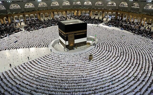 সৌদি আরবের মক্কা নগরীতে পবিত্র কাবা ঘিরে নামাজ আদায় করছেন মুসল্লিরা