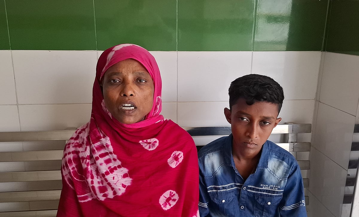 রাজশাহী মেডিকেল কলেজ হাসপাতালের আইসিইউ ইউনিটের বাইরে অপেক্ষায় জব্বার সরদারের স্ত্রী–সন্তান। গতকাল বুধবার বিকেলে