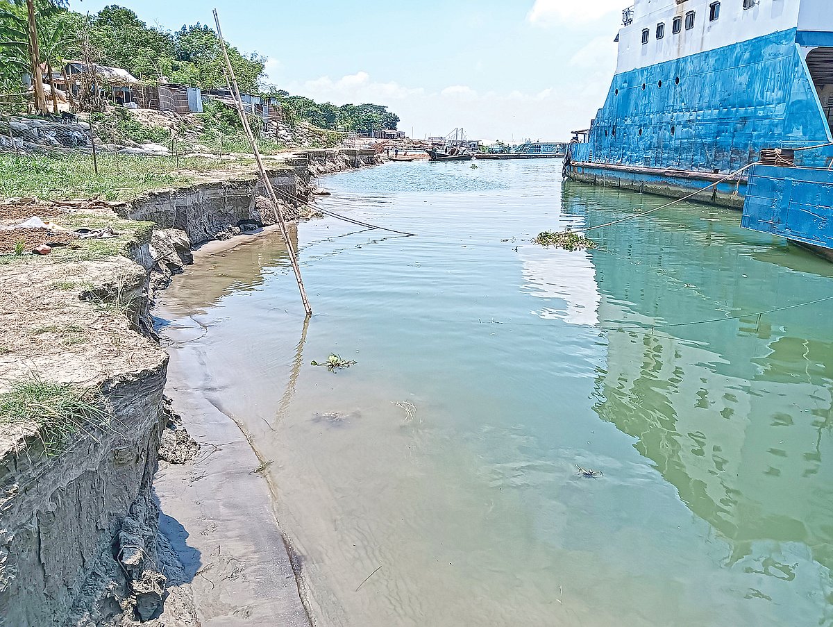 বর্ষা মৌসুমের শুরুতেই রাজবাড়ীর দৌলতিদয়া ফেরিঘাট এলাকায় ভাঙন দেখা দেওয়ায় সব কটি ঘাট ঝুঁকিতে আছে। বেশি ঝুঁকিতে আছে ৭ নম্বর ফেরিঘাট। গতকাল দুপুরে