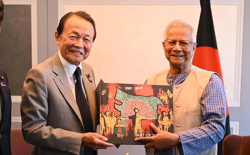 বুধবার টোকিওর ইম্পেরিয়াল হোটেলে প্রধান উপদেষ্টা অধ্যাপক ইউনূসের সঙ্গে সৌজন্য সাক্ষাৎ করেন জাপান-বাংলাদেশ পার্লামেন্টারি ফ্রেন্ডশিপ লিগের সভাপতি তারো আসো