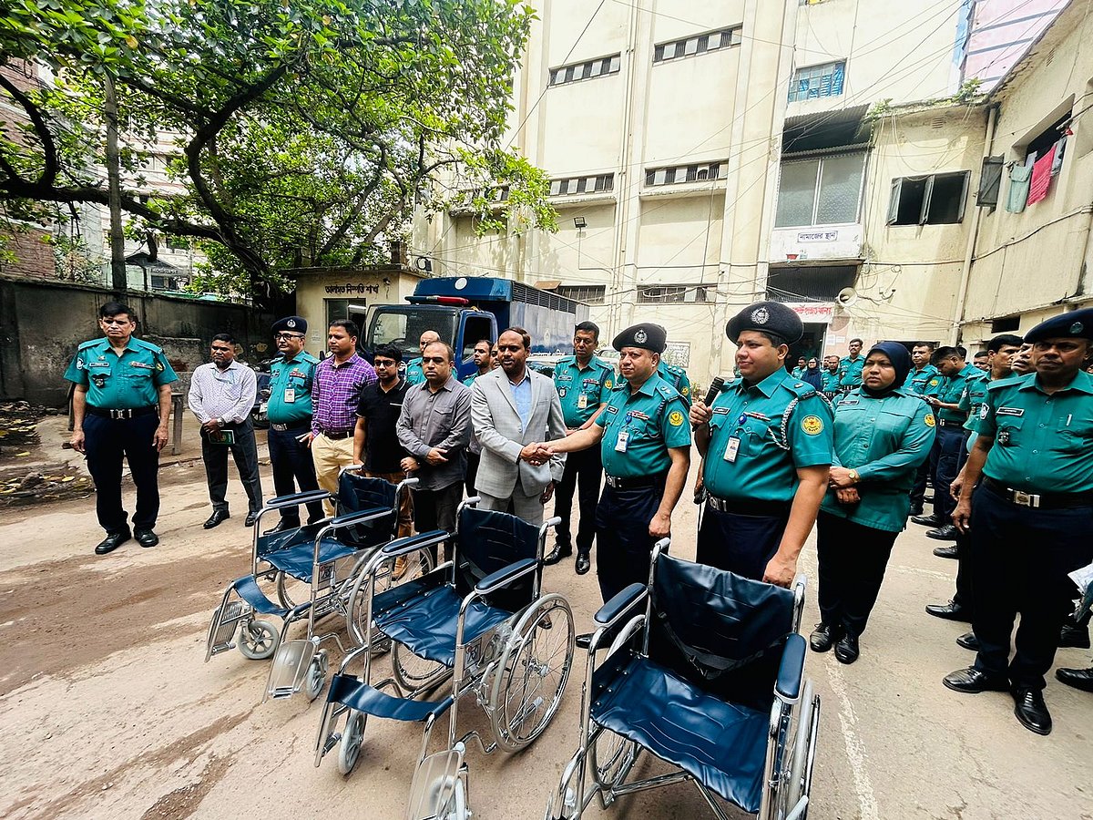 বুধবার সকালে হাজতখানায় দায়িত্বে থাকা কর্মকর্তাদের হুইলচেয়ার বুঝিয়ে দেন ঢাকার চিফ মেট্রোপলিটন ম্যাজিস্ট্রেট (সিএমএম) মোস্তাফিজুর রহমান