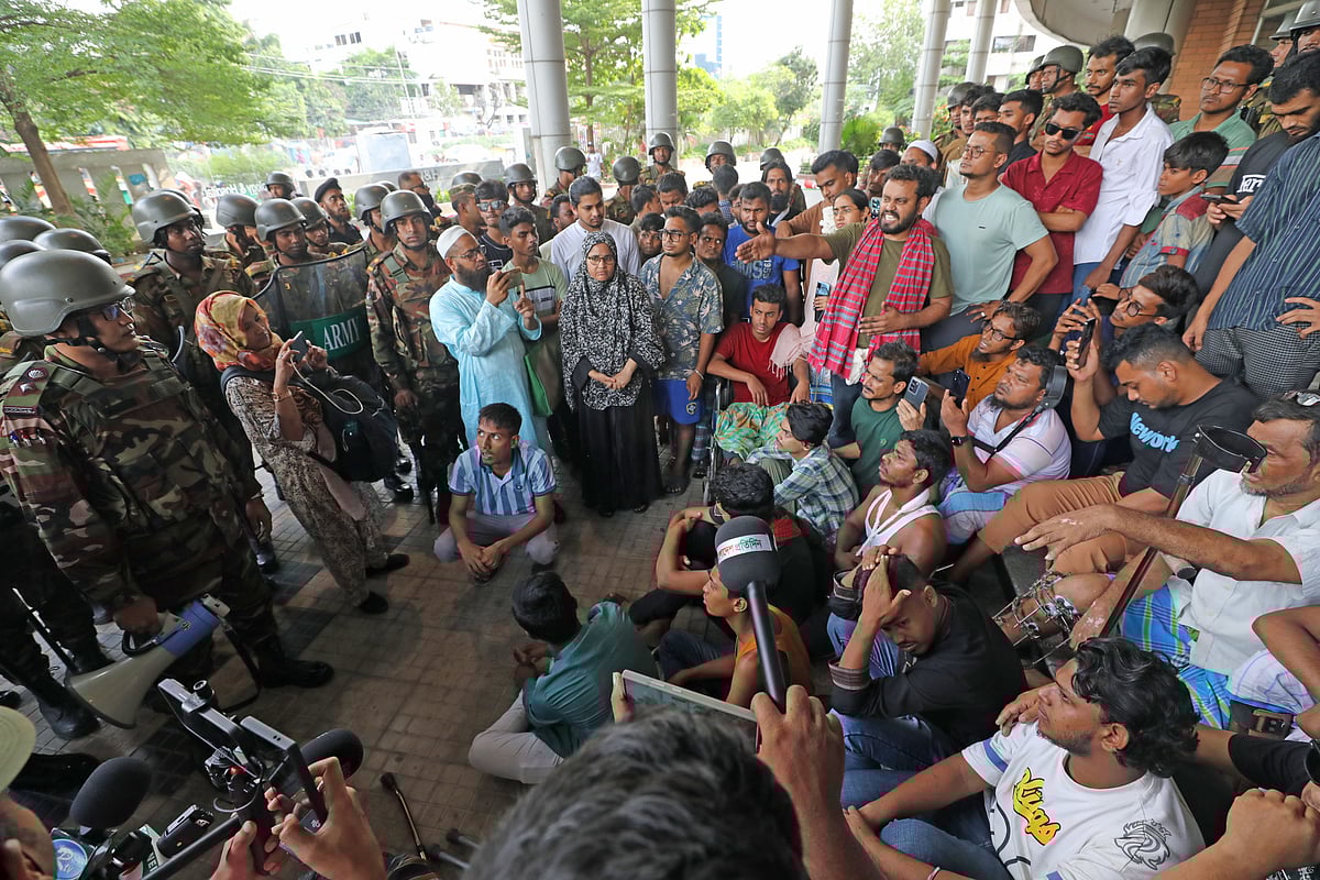 জাতীয় চক্ষুবিজ্ঞান ইনস্টিটিউট ও হাসপাতালের কর্মীদের সঙ্গে জুলাই অভ্যুত্থানে আহত ব্যক্তিদের হাতাহাতি, মারামারি ও বিক্ষোভের ঘটনা ঘটেছে। পরে আইনশৃঙ্খলা রক্ষাকারী বাহিনীর হস্তক্ষেপে  পরিস্থিতি শান্ত হয়। আজ বুধবার দুপুরে